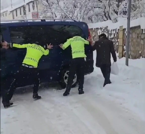 Azərbaycanda güclü qar yollarda təhlükəli vəziyyət yaratdı