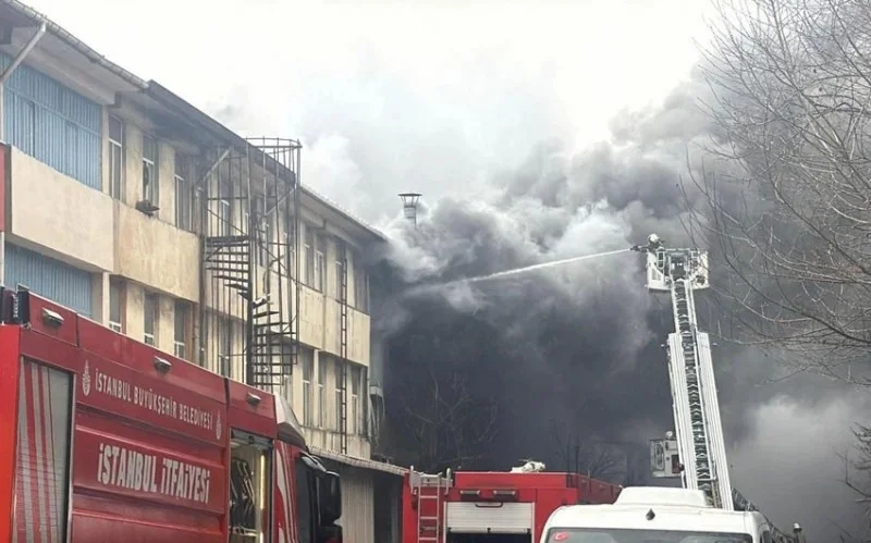 İstanbulda ikimərtəbəli fabrik binasında yanğın baş verib