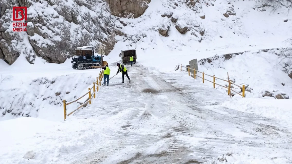 Quba Xınalıq yolunu buz BAĞLAYIB FOTO