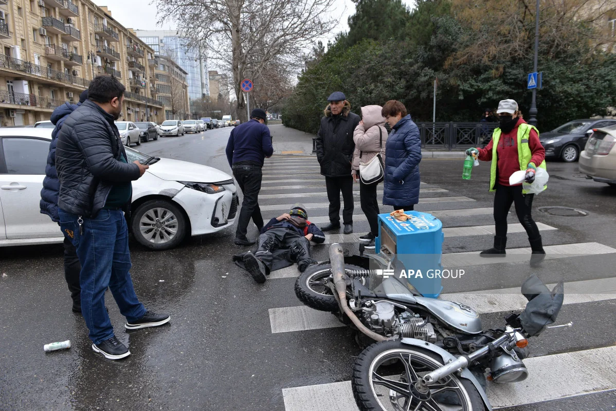 Bakıda avtomobil mopedlə toqquşub, xəsarət alan var FOTO VİDEO