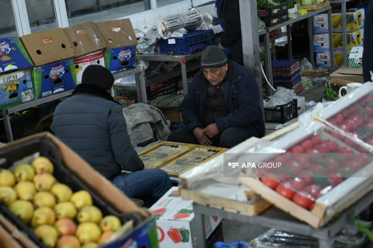 Keşlə Bazarının yeni məkanı: “Müştəri yoxdur, biz də oturub nərd oynayırıq” REPORTAJ