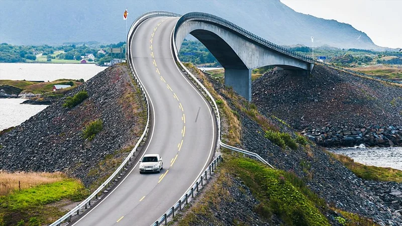 Dünyanın ən qeyri adi 6 yolu: Dolanbaclı, qəribə, əyləncəli, dik və təhlükəli (FOTO)