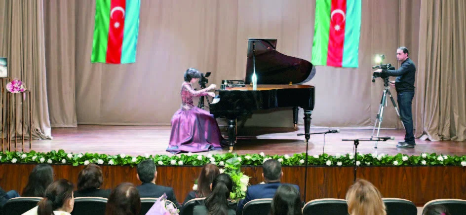 Məktəblinin solo konserti və ilk kitabı