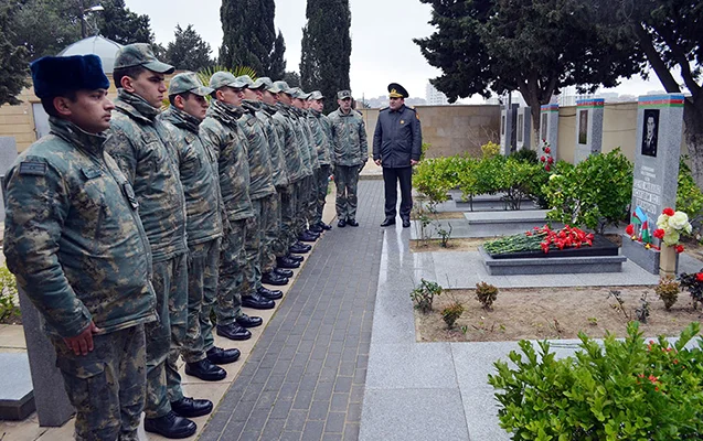 Bir qrup hərbçi Mübariz İbrahimovun məzarını ziyarət etdi Video