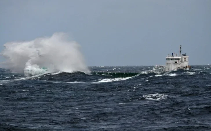 Каспийское море готовится к шторму ПРЕДУПРЕЖДЕНИЕ