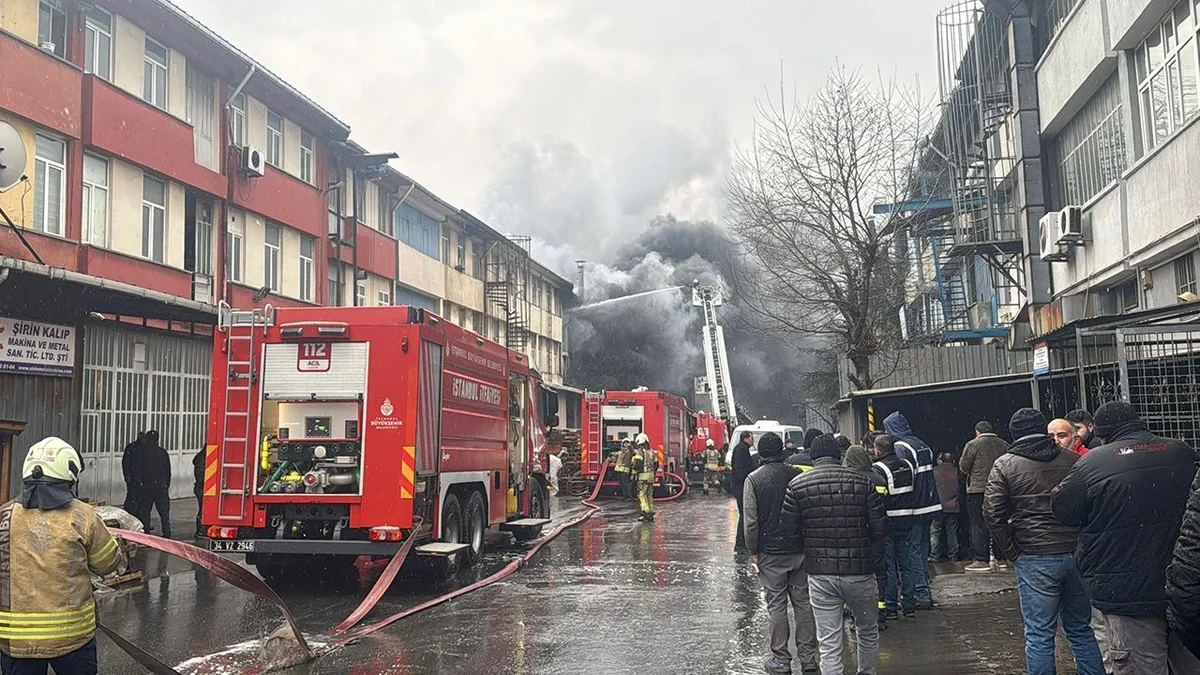 İstanbulda kauçuk fabrikində dəhşətli yanğın Fəhlələr müəssisənin damında köməksiz qaldılar