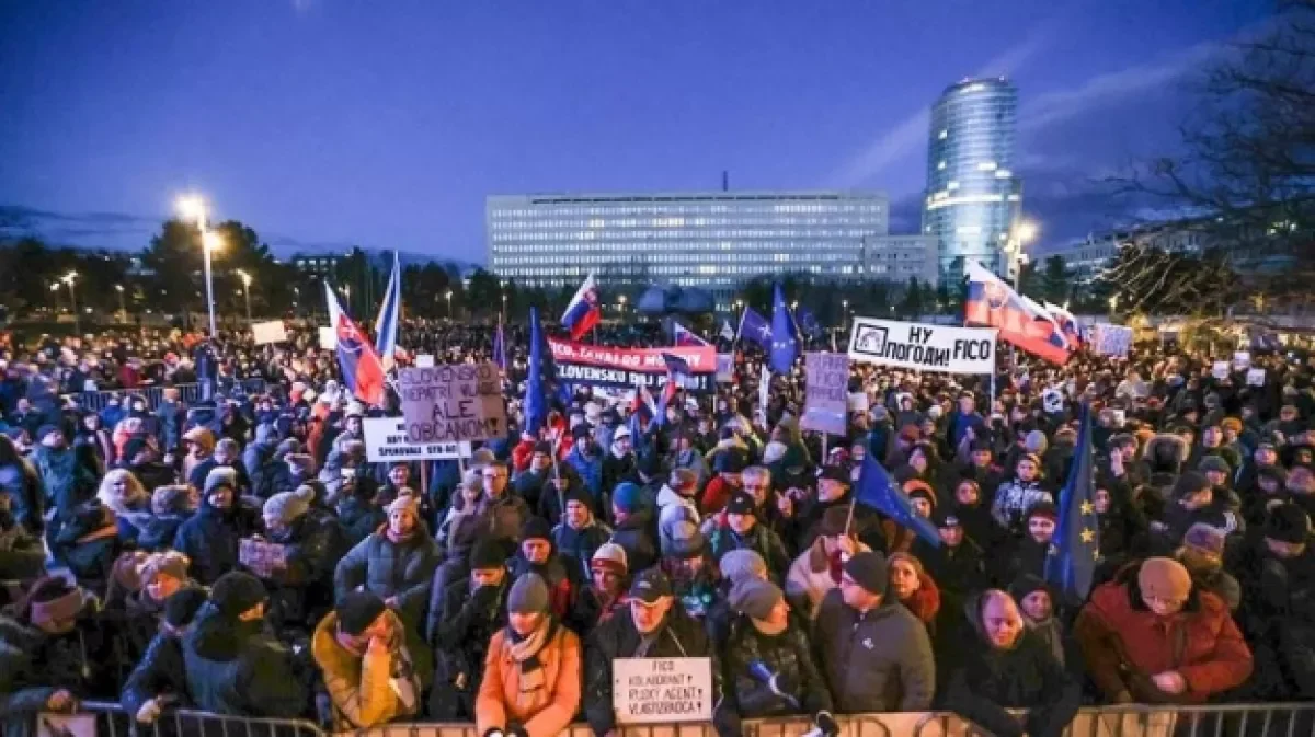 В десятках городах Словакии проходят протесты против правительства Фицо