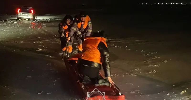 Автомобиль с двумя женщинами провалился под лед в Казахстане