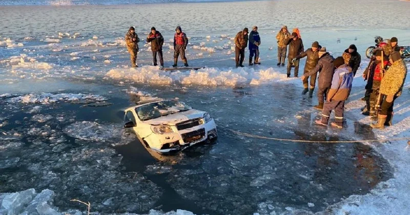 В Казахстане автомобиль провалился под лед