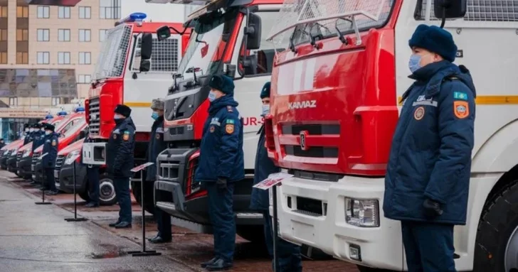 Метель и гололед в Казахстане: МЧС спасает людей и автомобили
