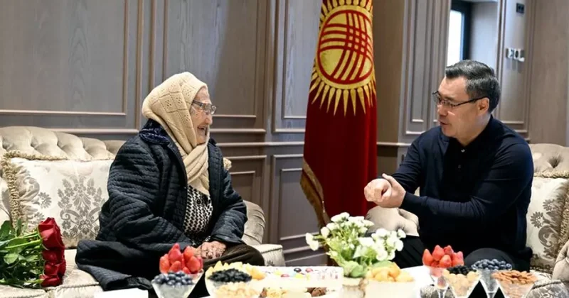 Учительница президента Кыргызстана внимательно следит за деятельностью своего ученика ФОТО