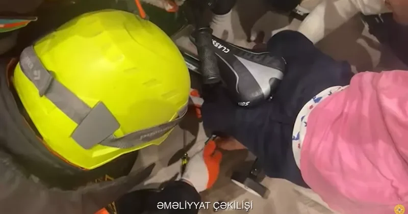 Сотрудники МЧС спасли в Баку ребенка ВИДЕО