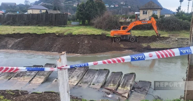 В Астаре из за оползня частично разрушена дорога
