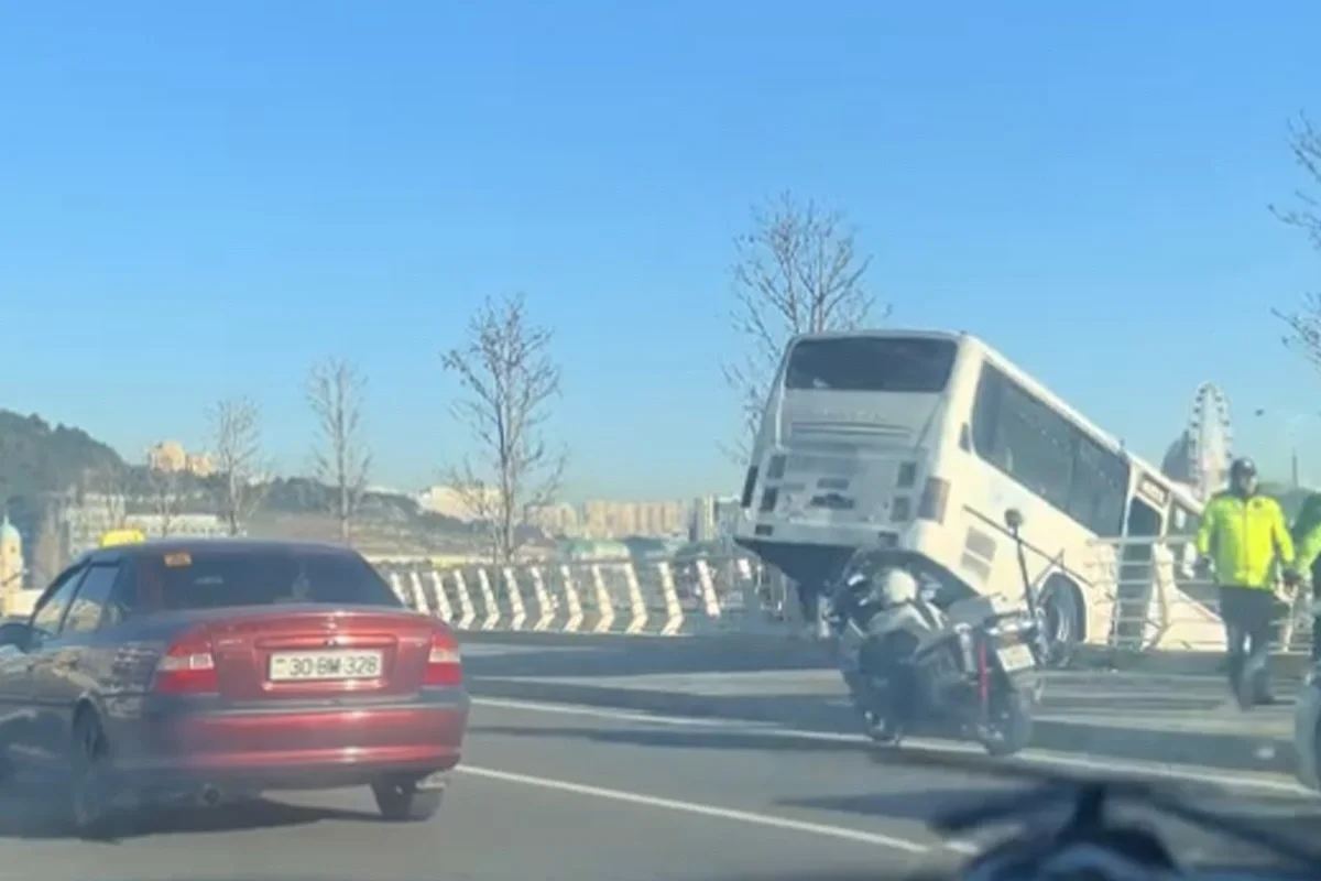 Bakıda sərnişin avtobusu bulvar ərazisində maneəyə ÇIRPILDI