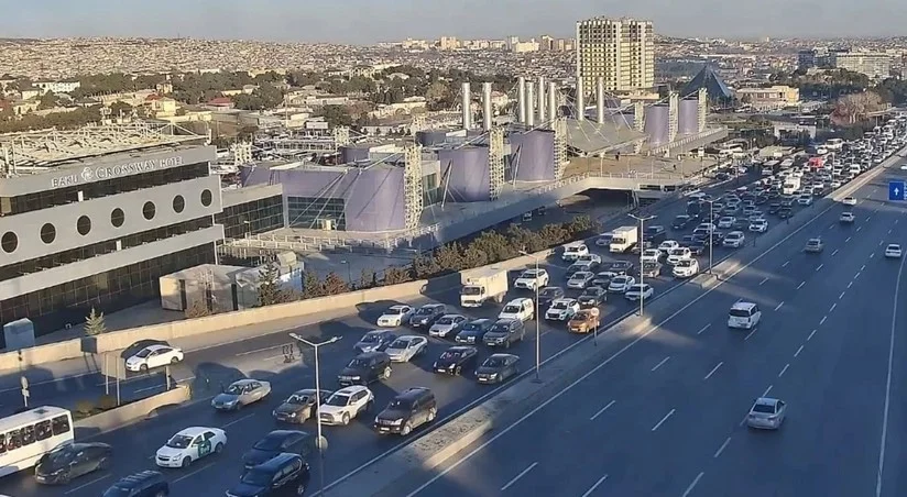 На ряде улиц и проспектов Баку затруднено движение транспорта