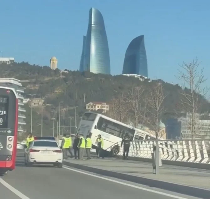 Bakıda avtobus idarəetməni itirərək bulvar ərazisinə düşüb