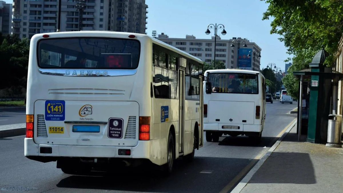 Bakıda sərnişin avtobusu qəzaya uğradı FOTO