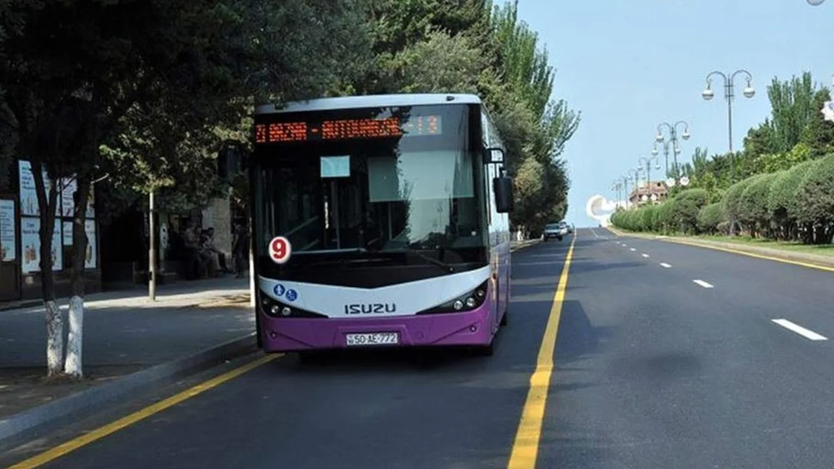 Avtobusda biabırçılıq: Hamının gözü qarşısında görün nə etdi VİDEO KONKRET