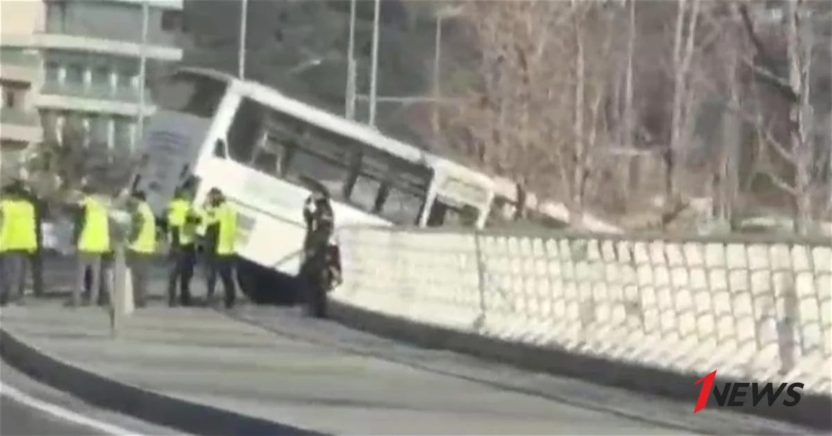 В Баку автобус вылетел на территорию Приморского бульвара ВИДЕО