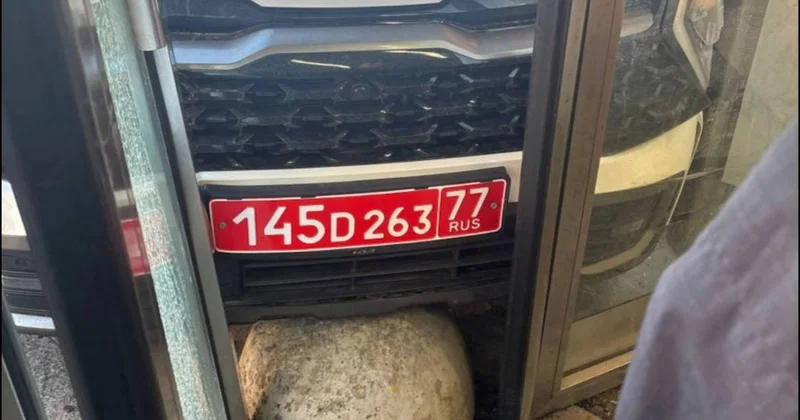 Автомобиль посольства Азербайджана протаранил вход в метро в Москве Minval Politika