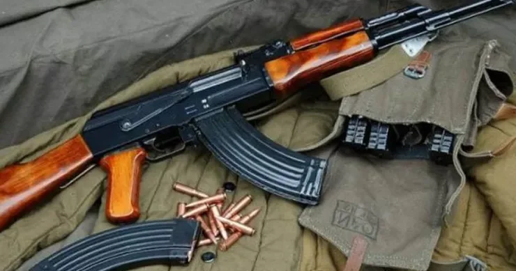 Salyanda narkotacir Kalaşnikov la tutuldu