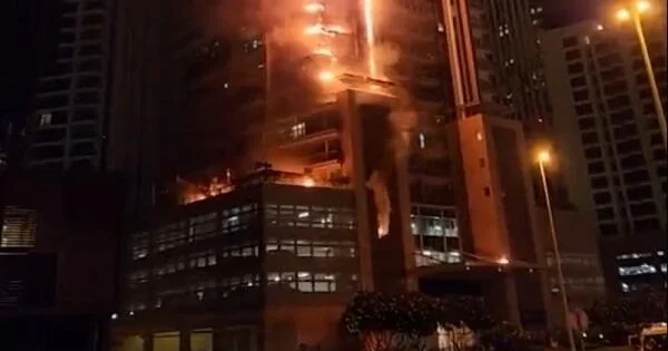 Daha bir İran dronu Dubayda binaya çırpıldı Video
