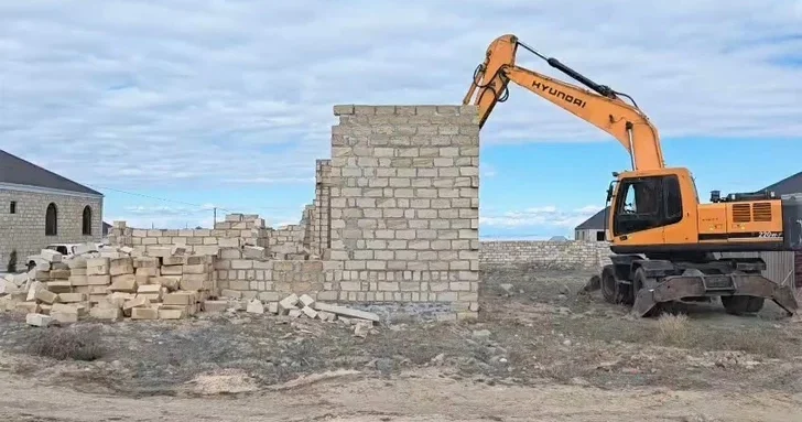 В Гяндже снесены незаконно возведённые строения