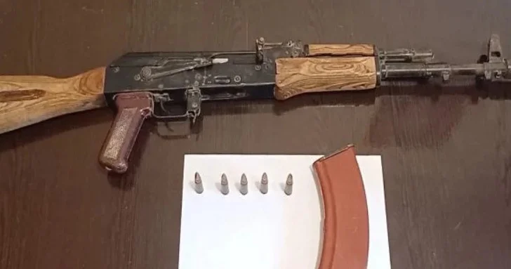 Полиция Сальяна задержала пожилого мужчину с наркотиками и оружием