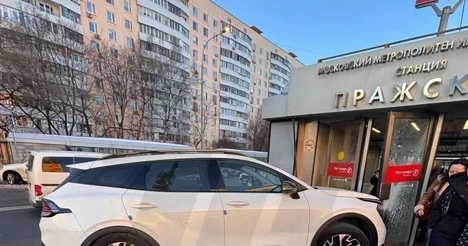 Автомобиль посольства Азербайджана в Москве врезался в двери станции метро ФОТО