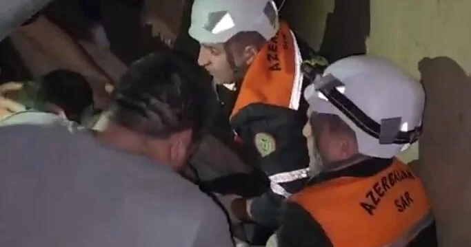 Bakıda ev çökdü, gənc qız belə xilas edildi VİDEO