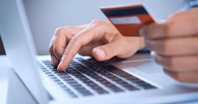 Bank kartları ilə ödəniş gecikmələri: sərnişinlər nə bilməlidir? KONKRET