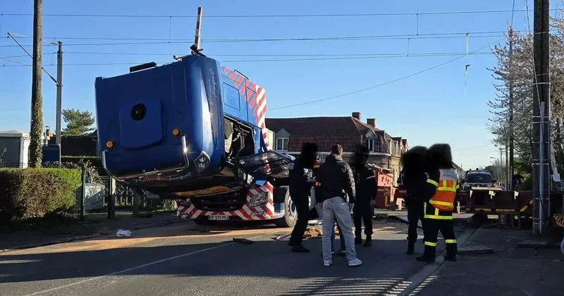Во Франции поезд столкнулся с грузовиком: есть погибший ФОТО