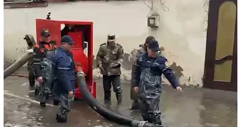Su basmış ərazilərdən təxliyə davam edir FOTOLAR
