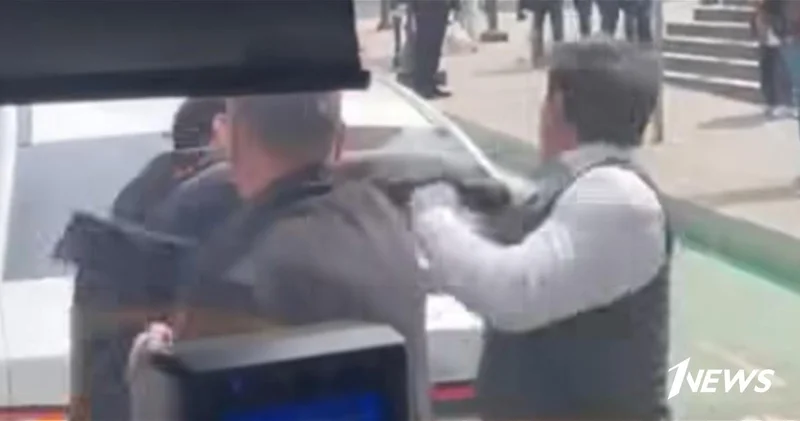 В Баку таксист ударил посигналившего ему водителя автобуса ВИДЕО