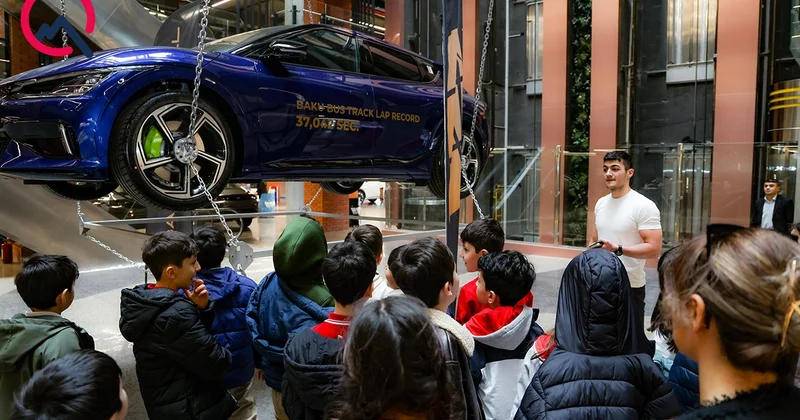 “Baku Auto Mall”da güclü mühərrikin səsi uşaqları coşdurdu Fotolar Video