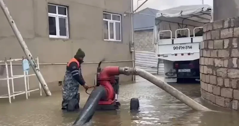 Многие районы Баку все еще масштабно подтоплены, идет откачка воды Minval Politika