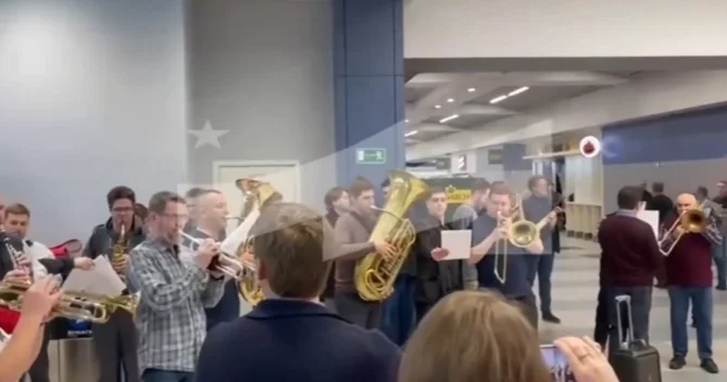 Dron təhlükəsinə görə Domodedovo da gözləyən musiqiçilər konsert verdilər