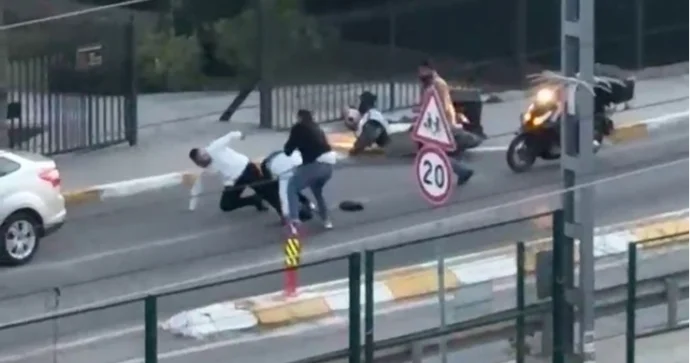 Sürücülər arasında yol üstündə dava düşdü; bıçaq və dəbilqəyə əl atdılar VİDEO