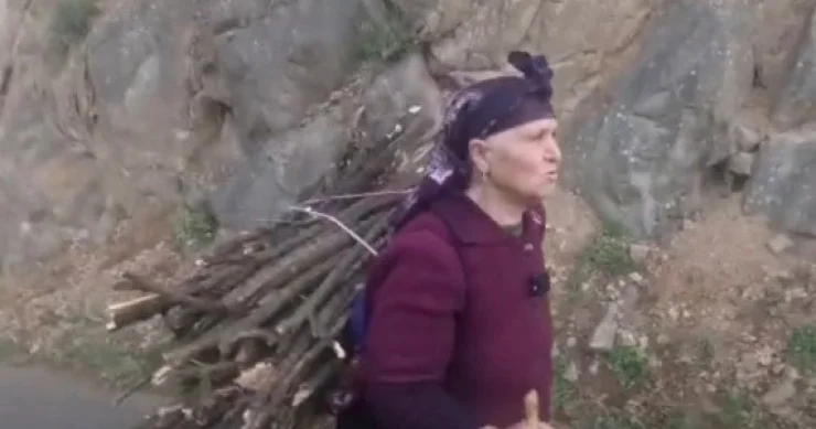 Yolda belində odun daşıyan 70 yaşlı nənə ilə maraqlı söhbət VİDEO