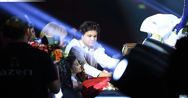 Konsertində eks gəlininin verdiyi hədiyyəni bəyənmədi Foto