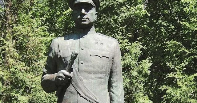 Polşa marşal Rokossovskinin abidəsinin başını bərpa edir...