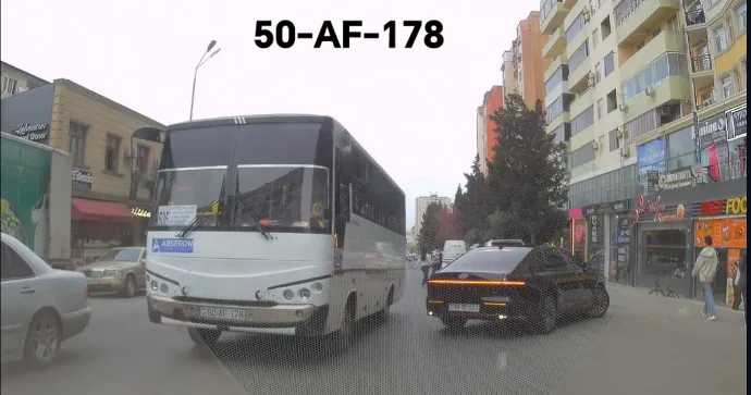 İçi dolu sərnişinlə əks yola çıxan avtobus sürücüsü maneə yartdı: Tələsirəm... VİDEO