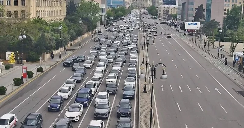 В Баку на ряде улиц и проспектов наблюдаются пробки
