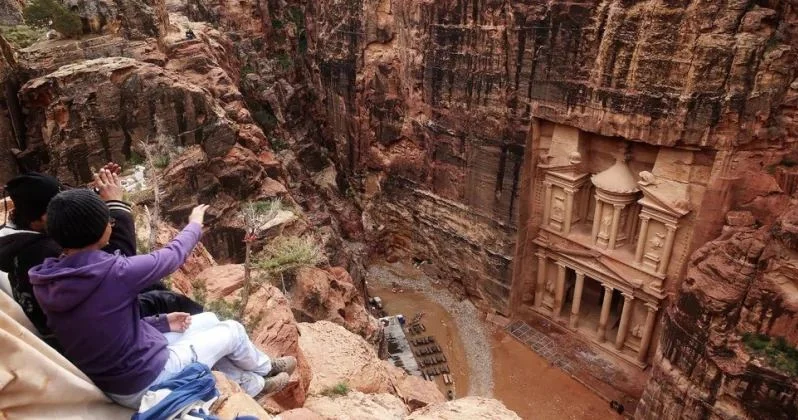 Yüzlərlə turist təxliyə edildi: Dünyanın yeddinci möcüzəsi su altında qaldı