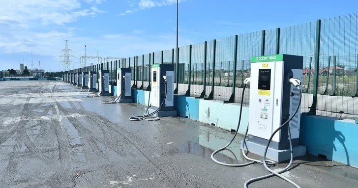 Более 80 кубометров воды откачано с затопленной электрозаправки в Баку
