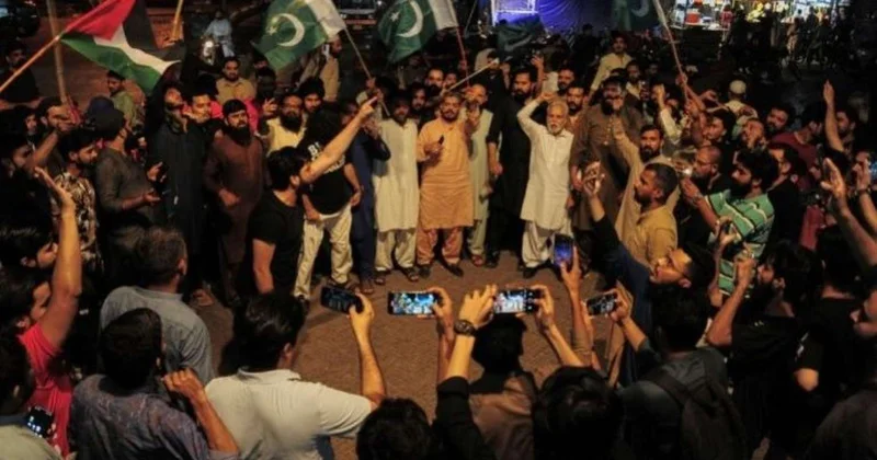 Məscidlər BOMBALANDI Pakistanlı nazirdən SƏRT XƏBƏRDARLIQ