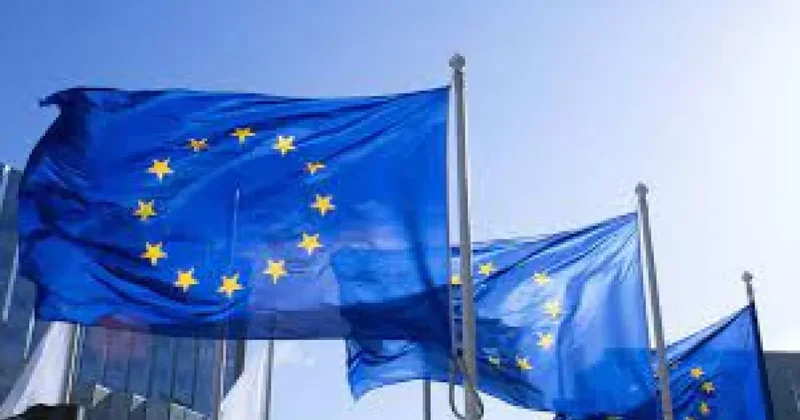 Bloomberg: ЕС включит в 17 й пакет санкций против РФ Сургутнефтегаз и ВСК