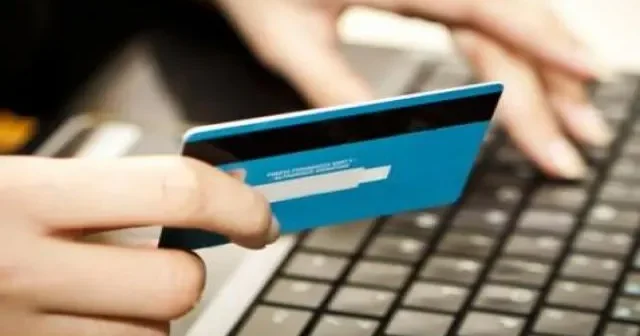 Kontakt Home dan endirimli iPhone alacaqdı, Kapital bank kartından 1000 manatını oğurladılar