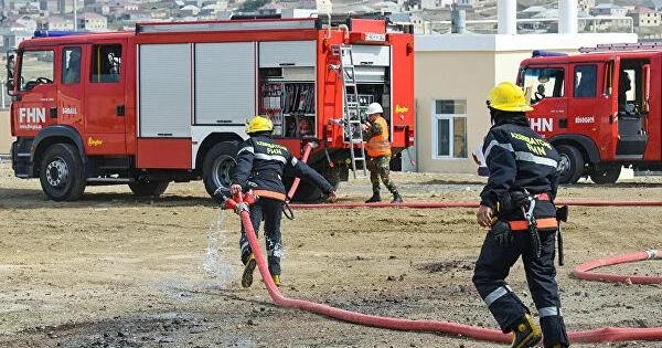 В Баку горит жилой дом, жителей эвакуируют видео