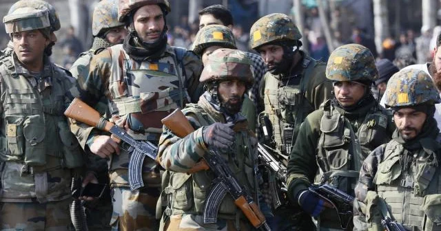 Pakistan Hindistan əsgərlərinin ağ bayraq qaldırdığını bildirib..?